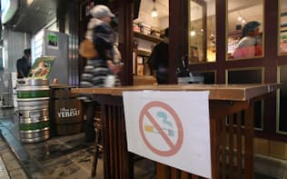 店先に禁煙マークを掲げるビアバー（16日、東京都新宿区の「ハイバリー」）