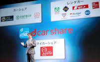 新製品発表会で「dカーシェア」について説明するNTTドコモの吉沢社長（18日午後、東京都中央区）