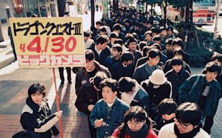 ファミコンソフト「ドラゴンクエスト3」を買い求める人たち（1988年2月10日、東京・池袋）