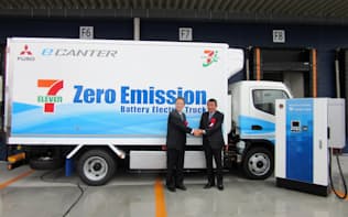 三菱ふそうトラック・バスは世界で初めて電気トラックを量産（19日、東京都日野市）
