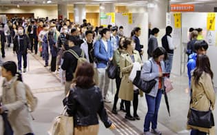 仙台市の商業施設に設けられた期日前投票所の長い列（21日）
