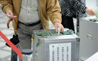 衆院選で投票する有権者（22日午前、東京都江東区）