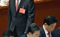 第19回中国共産党大会の開幕式に出席する王岐山氏（上）と趙楽際党中央組織部長（前列中央）=18日、北京の人民大会堂（共同）