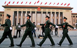人民大会堂前で警戒する警備関係者（24日午前、北京）=小高顕撮影