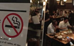 飲食店は原則禁煙としつつ、既存の小規模店は「分煙」などと表示すれば喫煙を認める