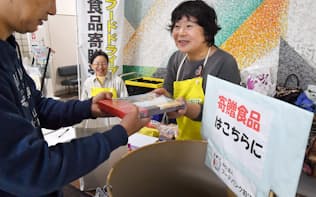 一般家庭から食品の寄付を受ける（17日、東京都狛江市）