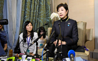 出張先のパリで、報道陣の取材に応じる希望の党の小池代表(右側、22日)=共同 出張先のパリで、報道陣の取材に応じる希望の党の小池代表(右側、22日)=共同