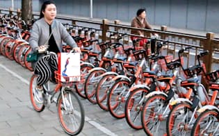 中国ではスマホや位置情報などのITを活用したシェア自転車が広がる（24日午後、北京）=小高顕撮影
