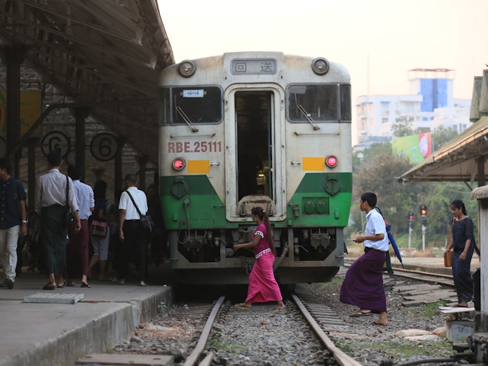 日本の中古列車でヤンゴン一周 ミャンマー 日本経済新聞 日本の中古列車でヤンゴン一周 ミャンマー 日本経済新聞