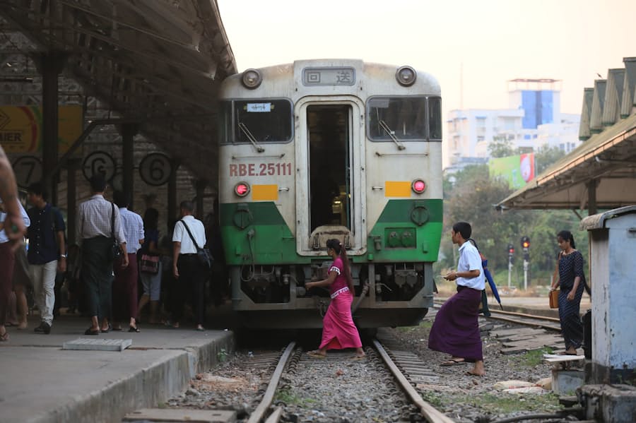 日本の中古列車でヤンゴン一周 ミャンマー 日本経済新聞