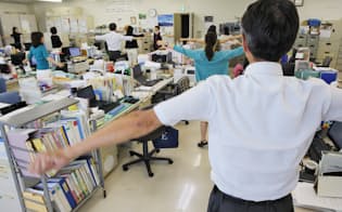 健康増 進活動の一環として行われているラジオ体操（東京都大田区のJAL第1テクニカルセンター）