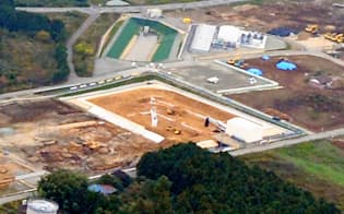 福島県内の除染で生じた汚染土や廃棄物を保管する中間貯蔵施設の土壌貯蔵施設（中央、28日午前、同県大熊町）=共同