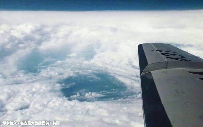 台風21号の目に飛行機で突入 中は青空 雲の壁も 日本経済新聞