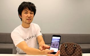 ブランド品特化のフリマアプリを説明するソウゾウの鈴木氏