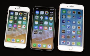 最新版のiPhoneを並べたところ。左からiPhone8、iPhoneX、iPhone8プラス