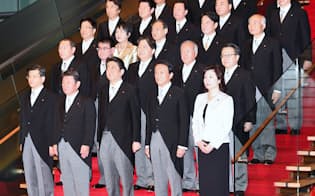 初閣議を終え記念写真に納まる第4次安倍内閣の閣僚（1日午後、首相官邸）