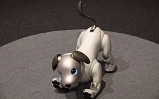 ソニーが発表したaibo。犬型で愛らしいしぐさをする