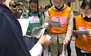 自動翻訳機能で避難情報を英語で提供（10月25日、東京都墨田区の両国国技館）