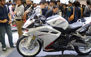 東京モーターショーでも250ccのバイクには若者が集まった（ホンダのCBR250RR）