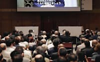 首相は2020年の新憲法施行目標を5月にビデオメッセージで表明した（東京都千代田区で開いた改憲を訴える会合で）=共同