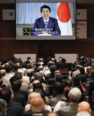 首相は2020年の新憲法施行目標を５月にビデオメッセージで表明した（東京都千代田区で開いた改憲を訴える会合で）＝共同