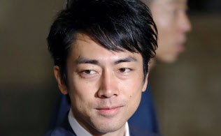 今回の衆院選で4度目の当選を果たし、国会に登院した小泉進次郎氏(11月1日午後)=共同 今回の衆院選で4度目の当選を果たし、国会に登院した小泉進次郎氏(11月1日午後)=共同