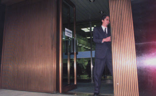 シャッターが閉じられて98年の歴史に幕を降ろした拓銀本店=1998年11月13日午後、札幌市中央区。 シャッターが閉じられて98年の歴史に幕を降ろした拓銀本店=1998年11月13日午後、札幌市中央区。