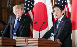 共同記者会見に臨むトランプ米大統領(左)と安倍首相(6日午後、東京・元赤坂の迎賓館)=代表撮影 共同記者会見に臨むトランプ米大統領(左)と安倍首相(6日午後、東京・元赤坂の迎賓館)=代表撮影