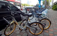 オーバイク（手前）と行政主導の公共シェア自転車（高雄市内）