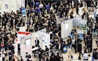 企業の学生囲い込み競争は激化している(17年3月の就職合同説明会の様子)