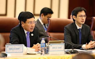 APEC閣僚会議で、あいさつするベトナムのファム・ビン・ミン副首相兼外相（左）（8日、ベトナム・ダナン）=共同