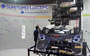 住友電気工業が開発製造する部品は自動車の様々な場所に使われている（東京モーターショーの展示ブース）