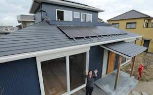 再生可能エネルギーだけで家族と暮らす茂木文葉さんの住宅は、送電線とつながっていない（千葉県銚子市）