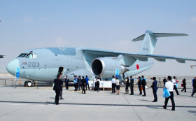 ドバイ航空ショー開幕 空自 新型輸送機を海外初出展 日本経済新聞