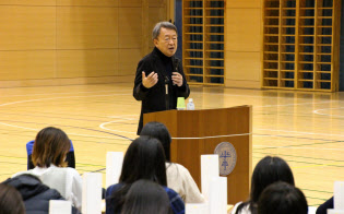 池上教授は「未来を創るために今から学ぶ教養」をテーマに、ICU高校の生徒たちと対話した(11月8日、東京都小金井市)=ICU高校提供 池上教授は「未来を創るために今から学ぶ教養」をテーマに、ICU高校の生徒たちと対話した(11月8日、東京都小金井市)=ICU高校提供