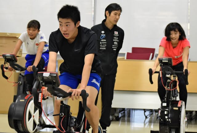 ジャパン・ライジング・スター・プロジェクトの最終選考で自転車をこぐ参加者（11月3日、東京都世田谷区）