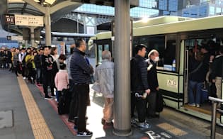 訪日客増のあおりで市営バスには長蛇の列ができる（JR京都駅前）
