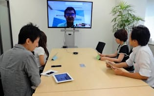 シンガポールと東京本社を結んだテレビ会議ではスタッフが活発な議論を交わす（インフォテリア、東京・品川）