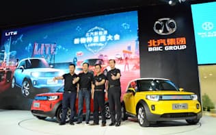 新エネルギー車では中国メーカーが先行する（北京汽車集団が17日に発売した新型EV「LITE」、広州市）