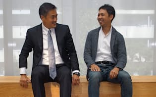ラクスルはローソン元社長の玉塚氏(左)を社外取締役に迎え、成長を加速させる。(右)はラクスルの松本社長