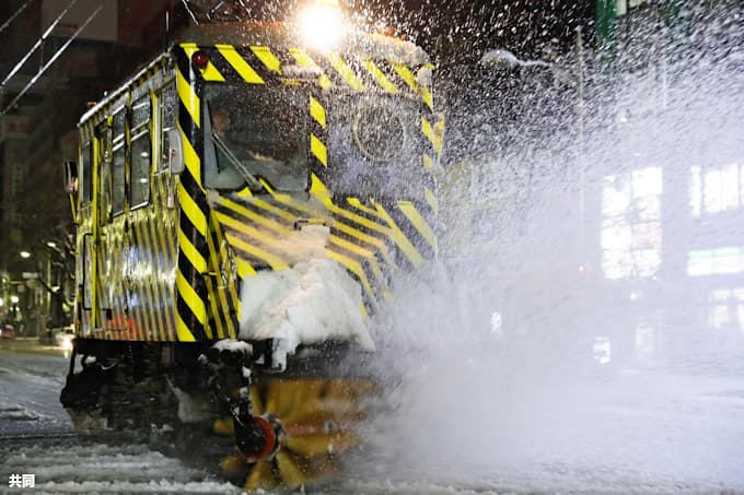 ササラ電車が初出動 札幌 本格的な冬到来 日本経済新聞