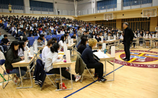 池上教授は生徒たちとの対話で「学べることは幸せなこと」と語りかけた(11月8日、東京都小金井市)=ICU高校提供 池上教授は生徒たちとの対話で「学べることは幸せなこと」と語りかけた(11月8日、東京都小金井市)=ICU高校提供