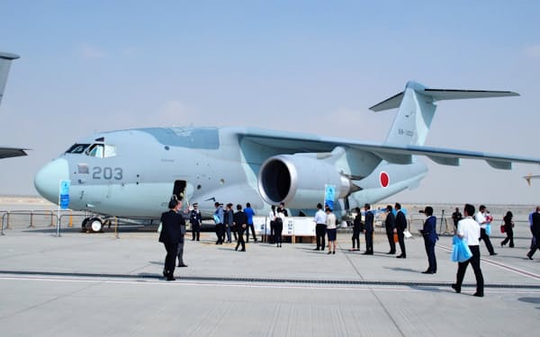 航空自衛隊が海外で初展示した新型輸送機「C2」(12日、ドバイ)