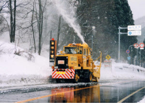 高機能除雪車開発へ 国交省 作業員の高齢化で省力化図る 日本経済新聞 高機能除雪車開発へ 国交省 作業員の高齢化で省力化図る 日本経済新聞