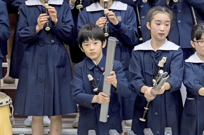 悠仁さま 合唱と合奏 小学校の音楽会 日本経済新聞