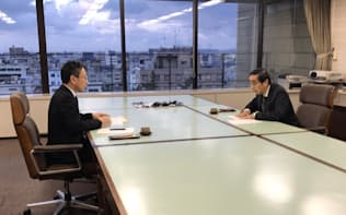 西川知事(右)に中間貯蔵施設の選定や安全確保の決意を伝える岩根社長（23日、福井県庁）