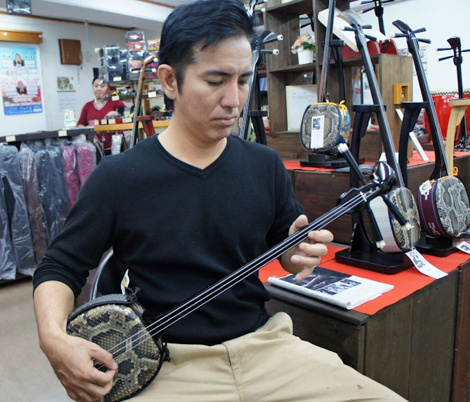 沖縄産 三線ピンチ 県内販売7割が輸入品 日本経済新聞