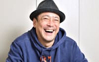 1966年埼玉県生まれ。86年、ヒロミさん、ミスターちんさんとコントグループ「B21スペシャル」結成。現在、「でびっと」の名称で国内外にラーメン店7店を展開。51歳。