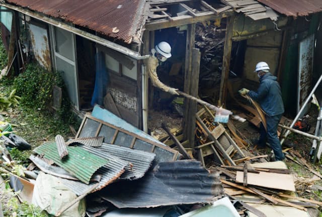 空き家対策特措法に基づき取り壊される木造住宅（神奈川県横須賀市）