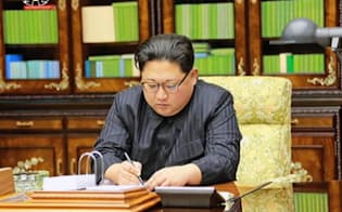 　29日、北朝鮮の朝鮮中央テレビが放映した金正恩朝鮮労働党委員長。新型のICBM「火星15」の発射実験に成功したとする政府声明を発表した（共同）